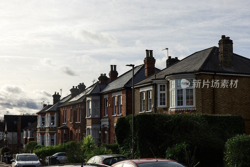 沿街耸立着一排风景如画的英国郊区房屋