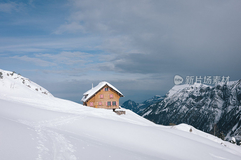 雪山上的山间小屋