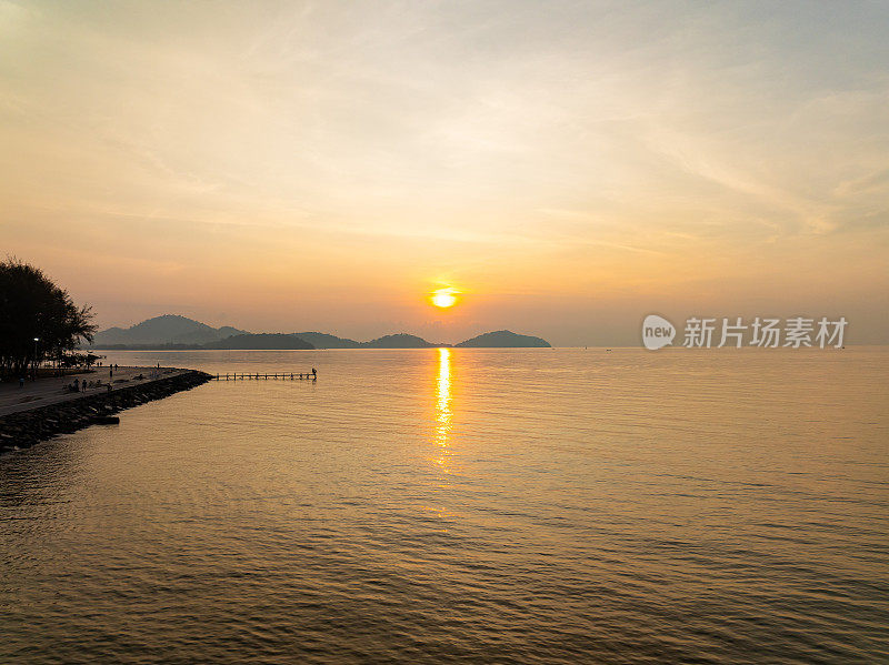 鸟瞰日落天空，自然美丽的光日落或日出在海上，多彩的戏剧性雄伟的景色日落天空与惊人的云和波浪在日落天空自然轻云的背景