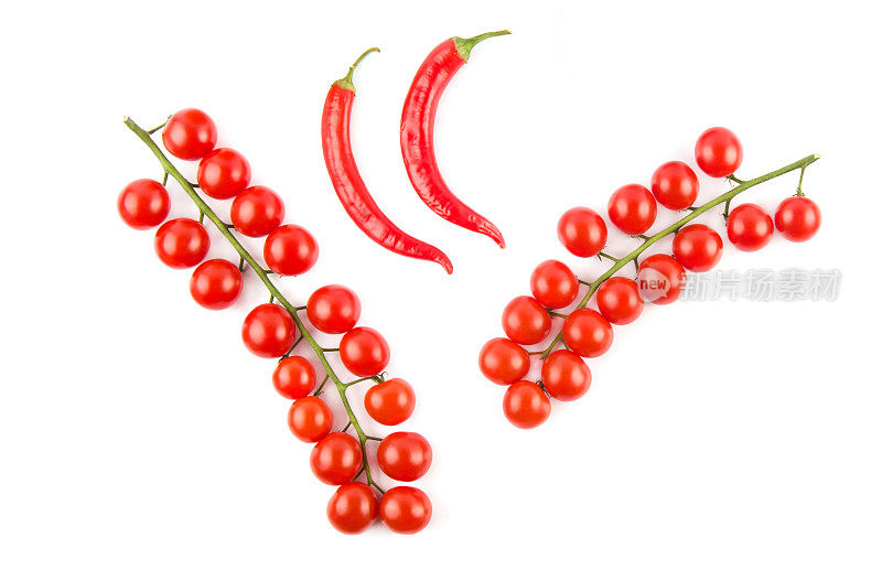 成熟的圣女果和红辣椒孤立在白色上。拼贴画。
