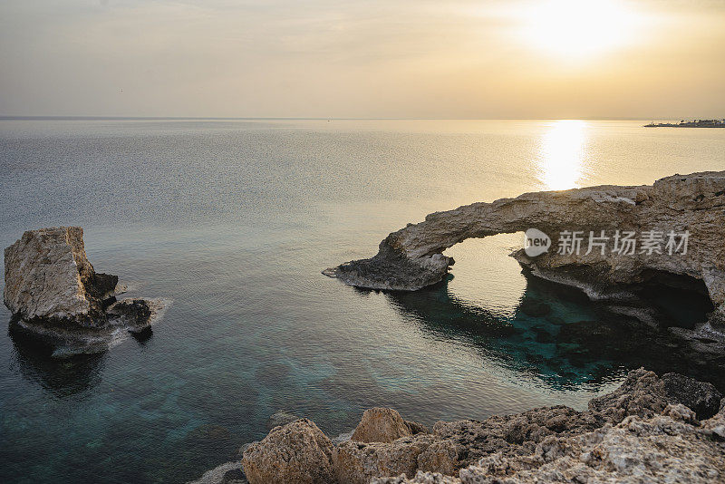 美丽的日落在天然岩石拱门附近阿基亚纳帕在塞浦路斯。恋人之桥，地中海