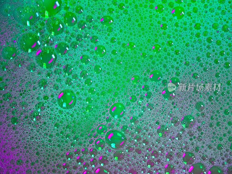 彩色液体和气泡的融合作为设计元素