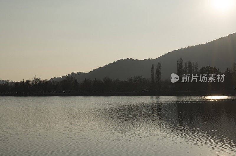 一个晴朗的日子里平静的湖