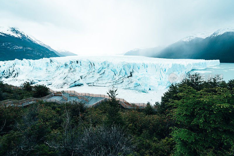 多云天气下的莫雷诺冰川景观