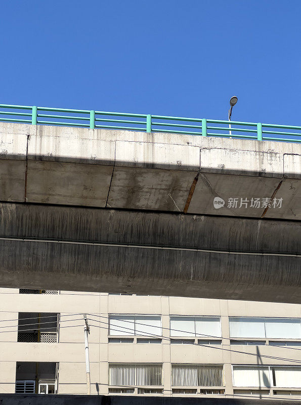 高架道路及楼宇