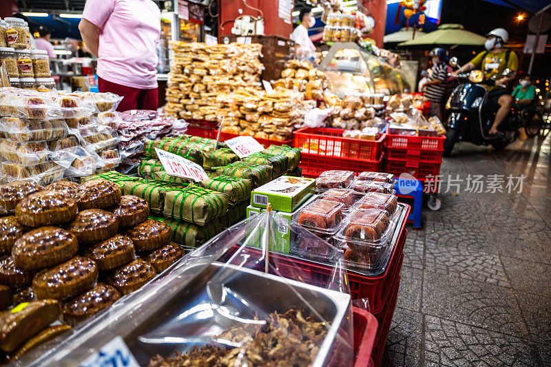 五彩缤纷的食品市场在胡志明市的夜晚