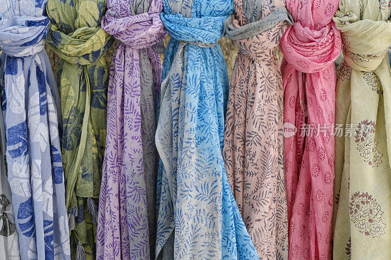 一家纺织店前，色彩柔和的图案围巾。