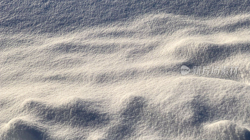 白色抽象背景。白色纹理背景。无缝的新鲜雪背景。白色的雪与阴影的灯光设计