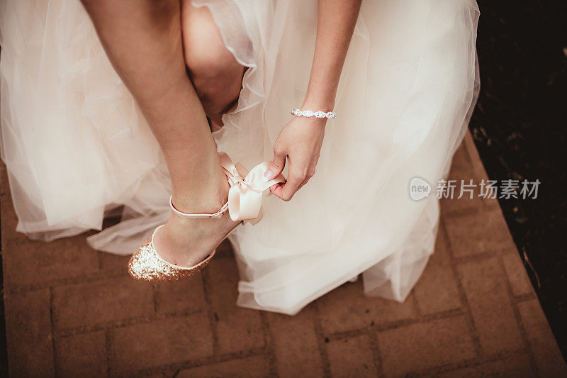 新娘穿上结婚鞋