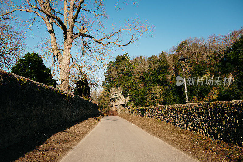 狭窄的路，两边有石墙