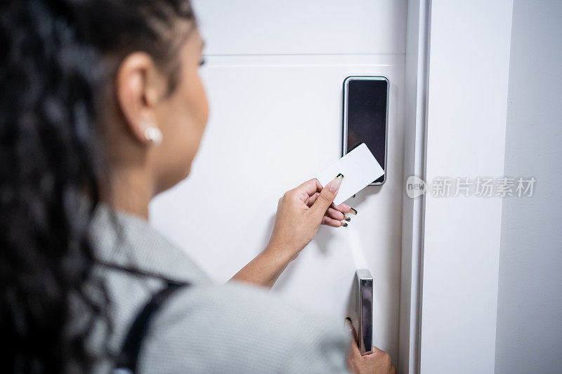 一名女子用电子卡开门