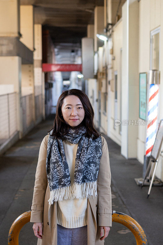 女子站在高架铁路下的肖像