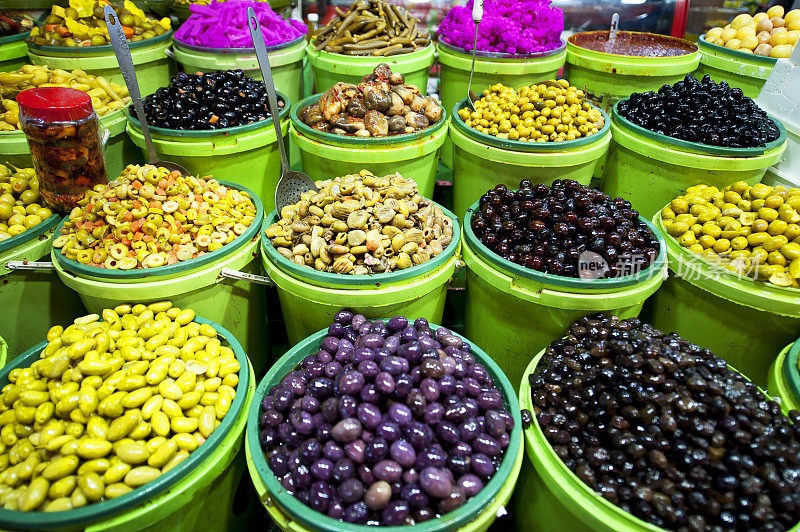 集市香料，水果，各种颜色的橄榄，坚果，蔬菜和其他产品出售，安曼，约旦