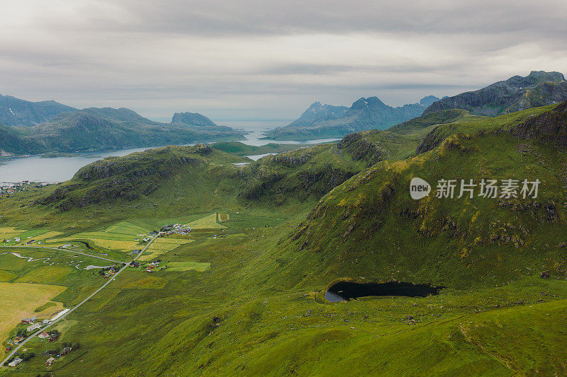 鸟瞰夏季罗浮敦群岛的绿色山景