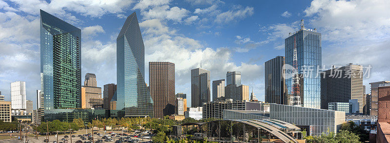 美国德克萨斯州达拉斯市中心城市天际线全景的建筑物在金融区