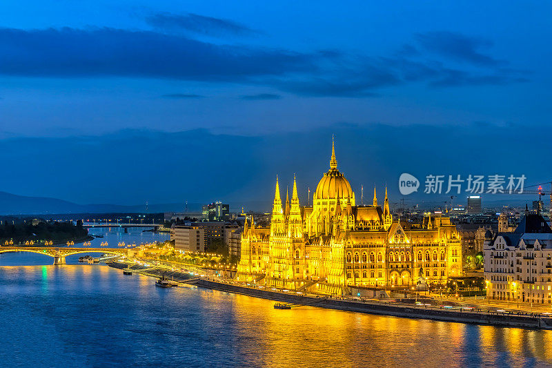 匈牙利布达佩斯，匈牙利议会和多瑙河的城市天际线之夜