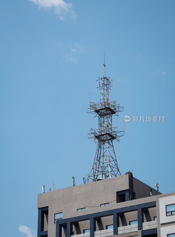 信号通信塔在建筑物的屋顶上