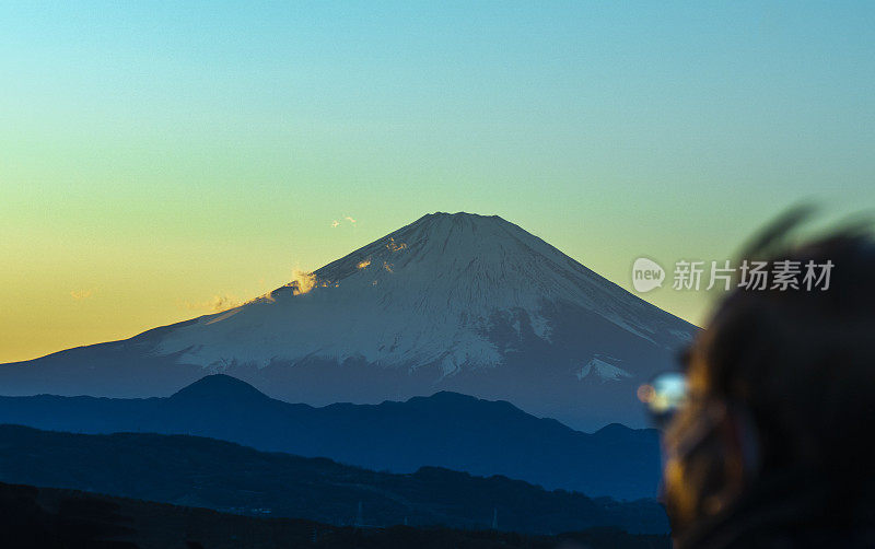 日落宁静:孤独的观察者和富士山