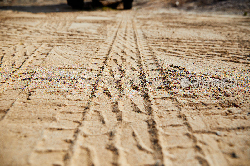 沙子上的车轮痕迹