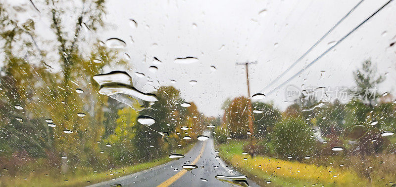 雨点在挡风玻璃上行驶在纽约农村