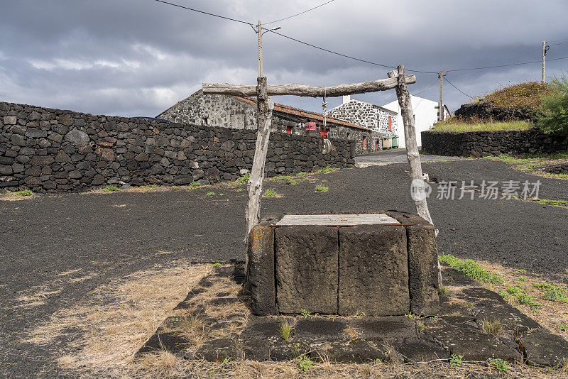 古老的石井在卡布里托，由火山岩建造的村庄，亚速尔群岛