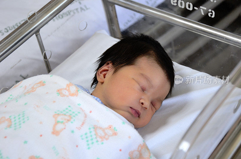 新出生的亚洲宝宝