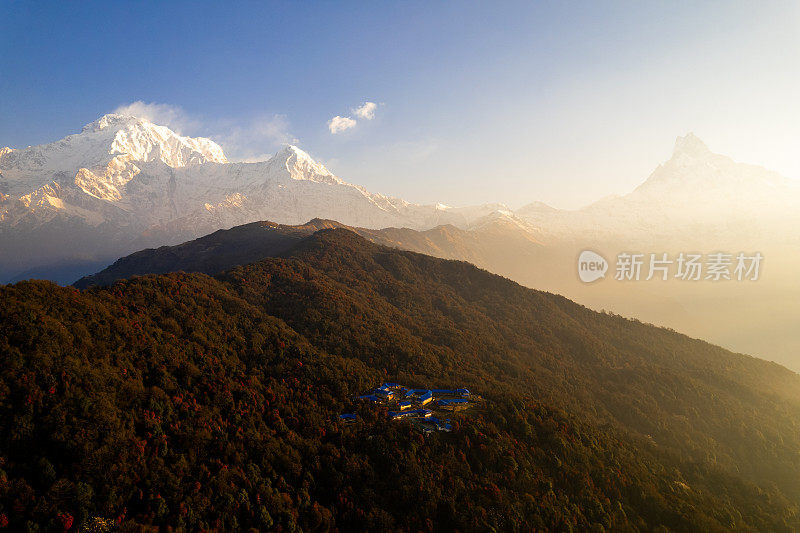 坐落在山坡上的小村庄