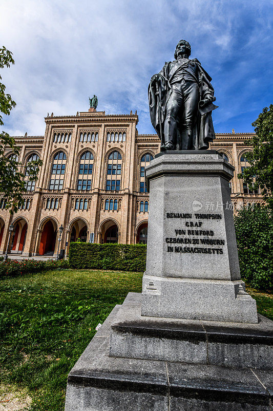 位于德国慕尼黑的巴伐利亚州总理府，本杰明·汤普森格拉夫纪念碑和巴伐利亚州州政府
