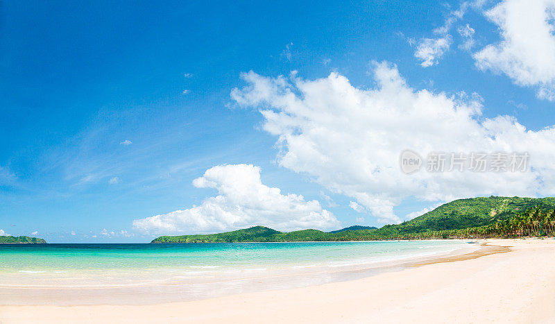 在巴拉望岛爱妮岛村附近的空Nacpan海滩，海边阳光明媚的一天。