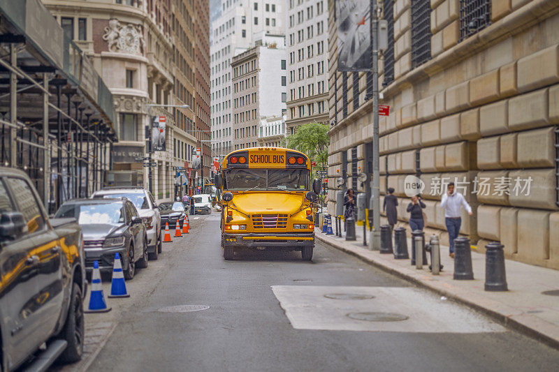 纽约曼哈顿街道上的黄色校车。