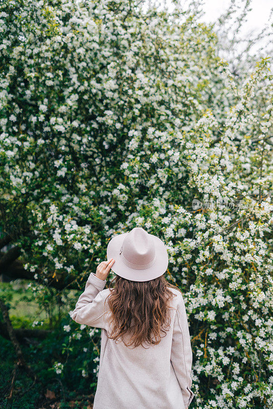 享受春天户外生活的女人