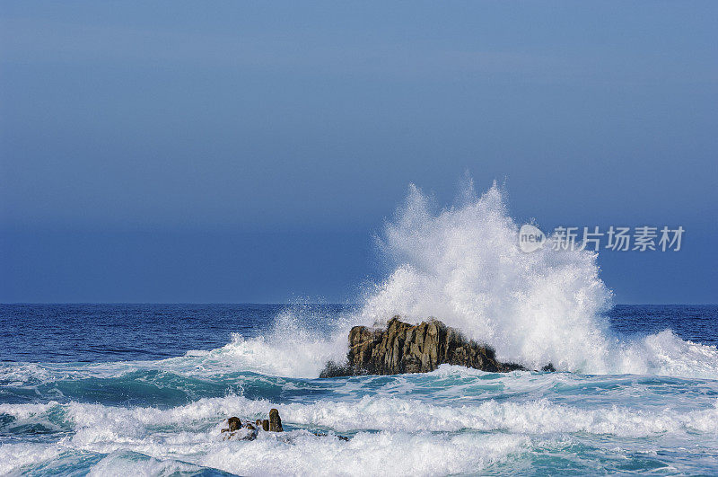 巨大的汹涌海浪撞击海岸岩石