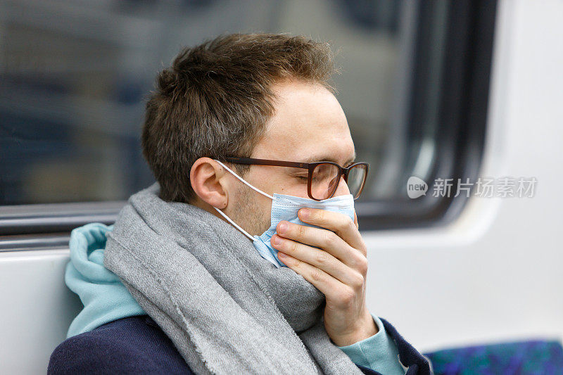 病人咳嗽，在公共交通工具上戴防护口罩