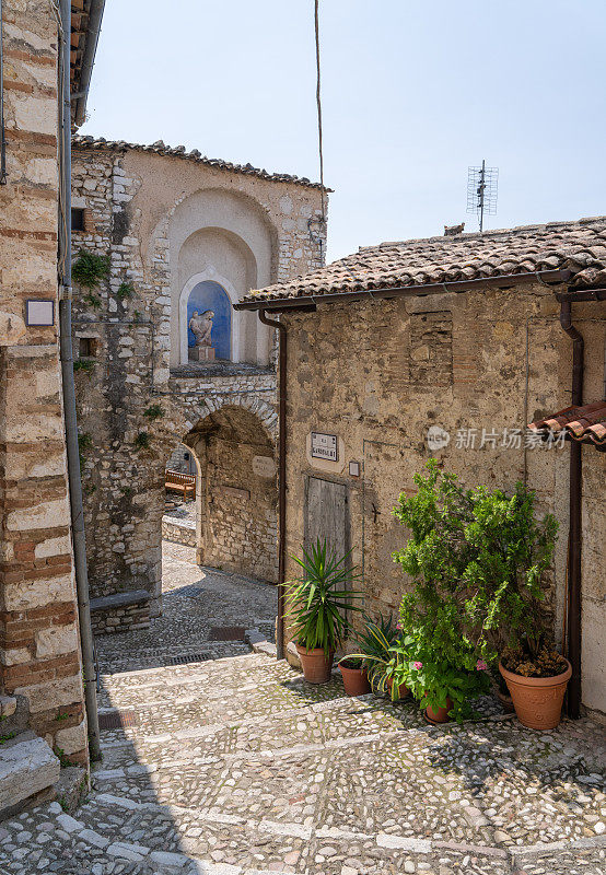 狭窄的小巷和城门，拉布罗拉齐奥意大利