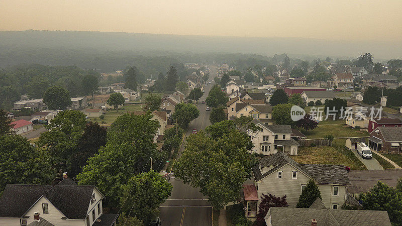 历史中心笼罩着烟雾，衬托着山景。朦胧的日落天空吉姆索普，阿巴拉契亚山脉，波科诺斯，宾夕法尼亚州。鸟瞰图