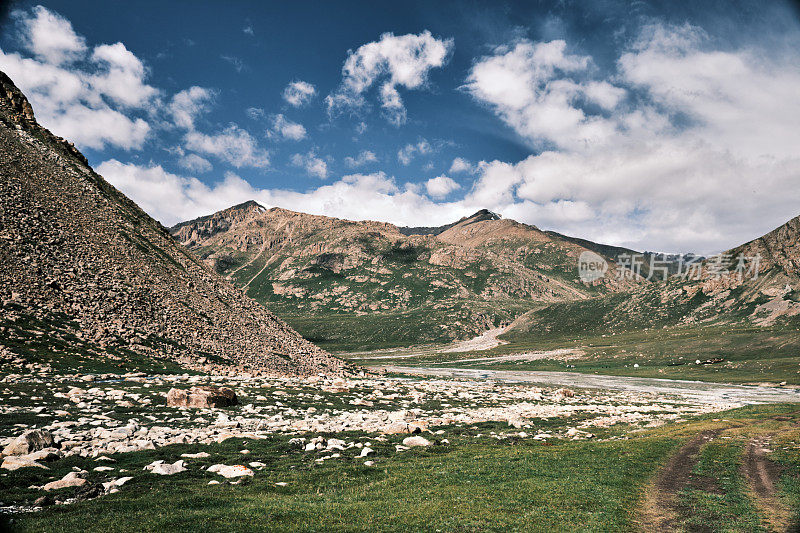 背对山峰的土路