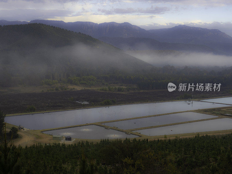 日出时的山谷和污水池