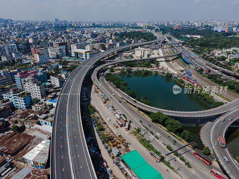 达卡高架高速公路鸟瞰图。达卡城市。孟加拉国达卡的天际线