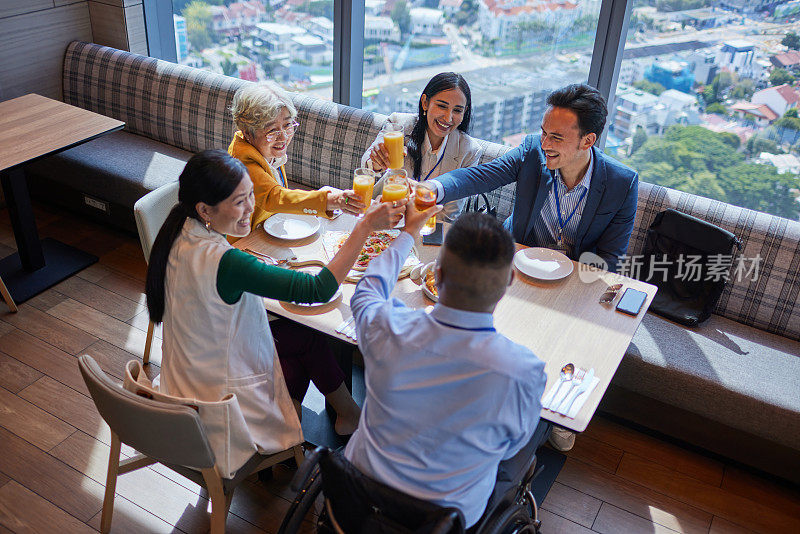 商务会面——资深的亚洲女商人和她的同事们在酒店餐厅会面