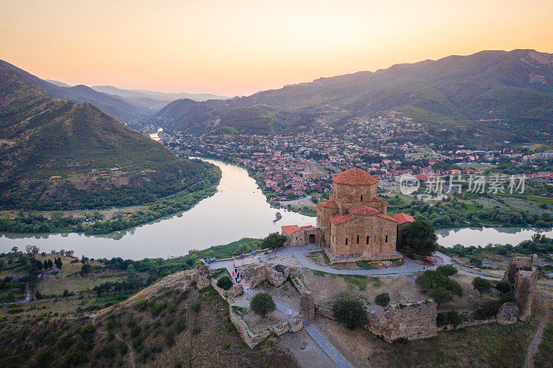 格鲁吉亚姆茨赫塔市两条河流和Jvari修道院汇合处的鸟瞰图