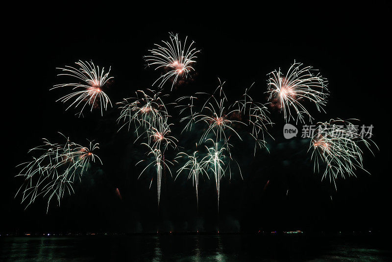 在芭堤雅国际烟花节拍摄的美丽多彩的烟花夜景