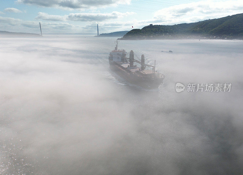 雾天中的伊斯坦布尔博斯普鲁斯海峡。