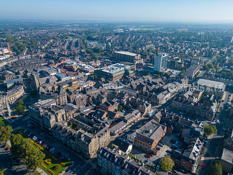 鸟瞰哈罗盖特市中心的建筑在北约克郡，英国。在美好的夏季天气条件下，用0级无人机拍摄