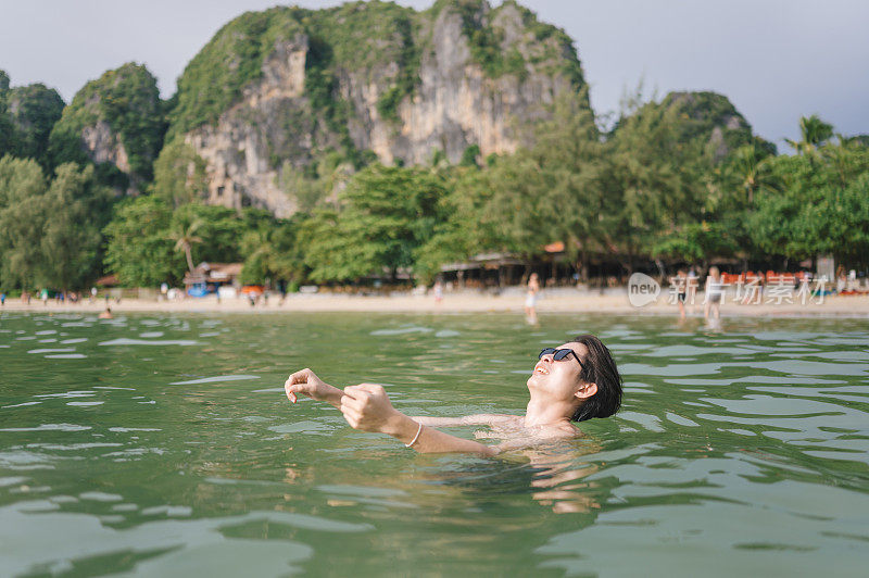 在泰国著名的旅游景点Phranang和铁路岛krabi，人们在黎明时分享受美丽的海滩