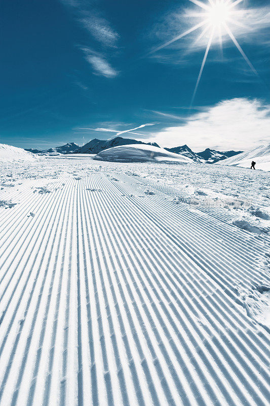 阳光灿烂的越野滑雪道