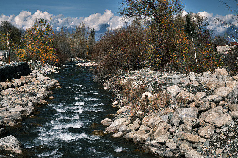 秋天的风景与岩石两岸的溪流