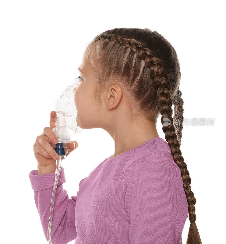 小女孩使用雾化器吸入白色背景