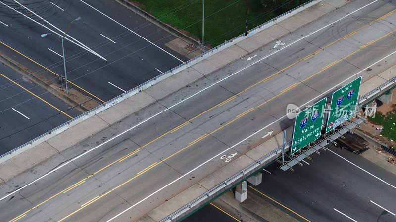 近距离无人机拍摄的杰克逊街大桥在亚特兰大，佐治亚州