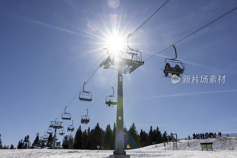 冬季景观，缆车上有滑雪缆车