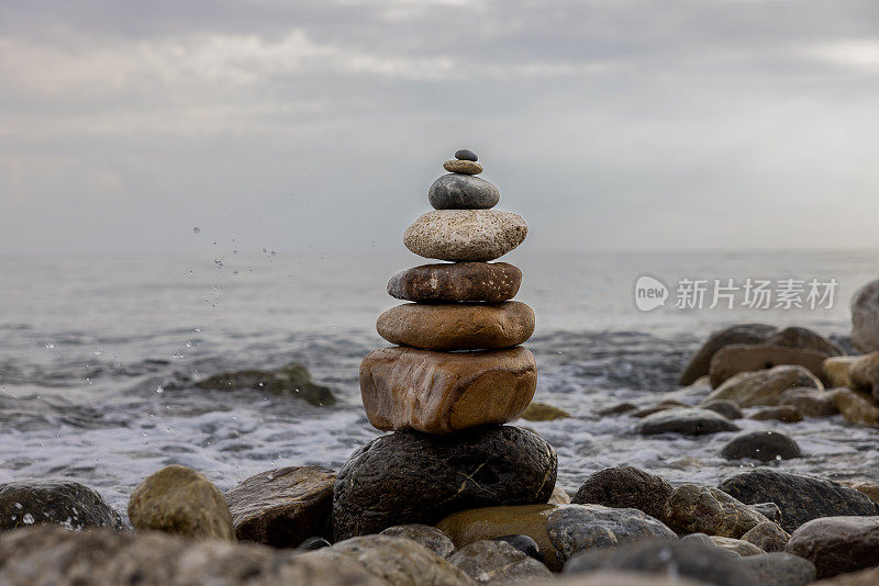 堆在海里的石头，海浪拍打着它们